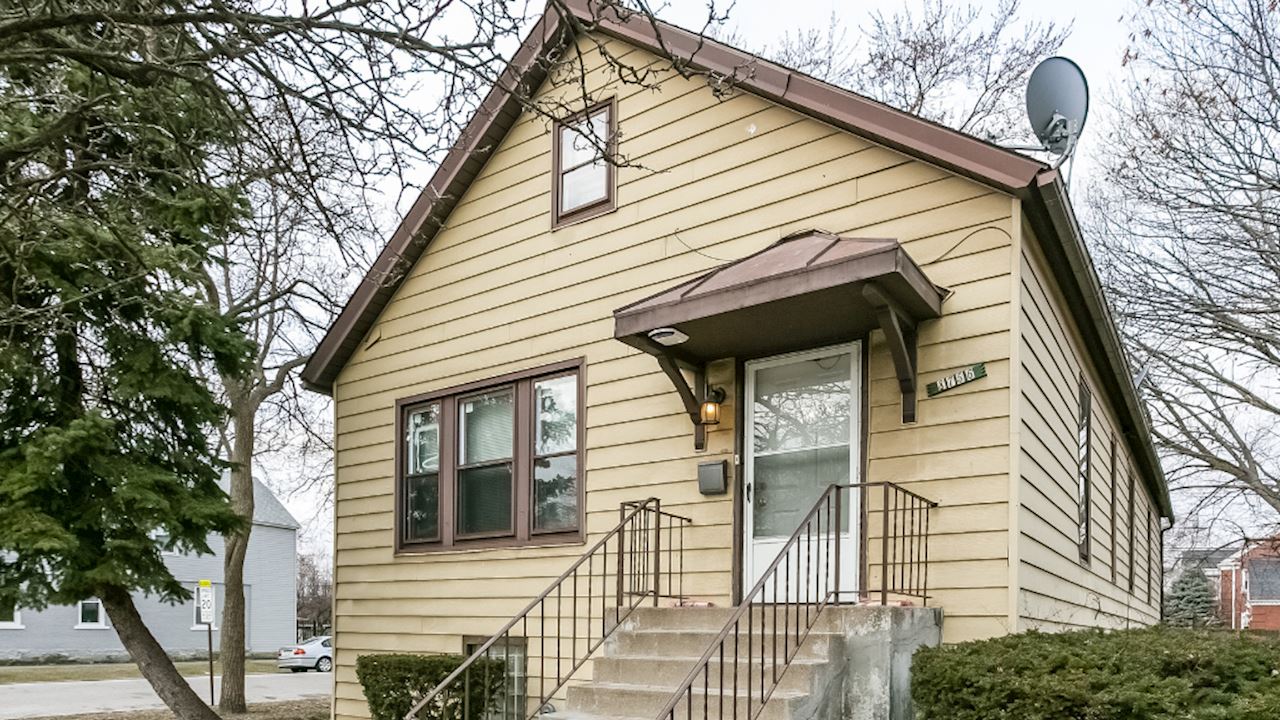 8756 S Colfax AveChicago60617, Cook