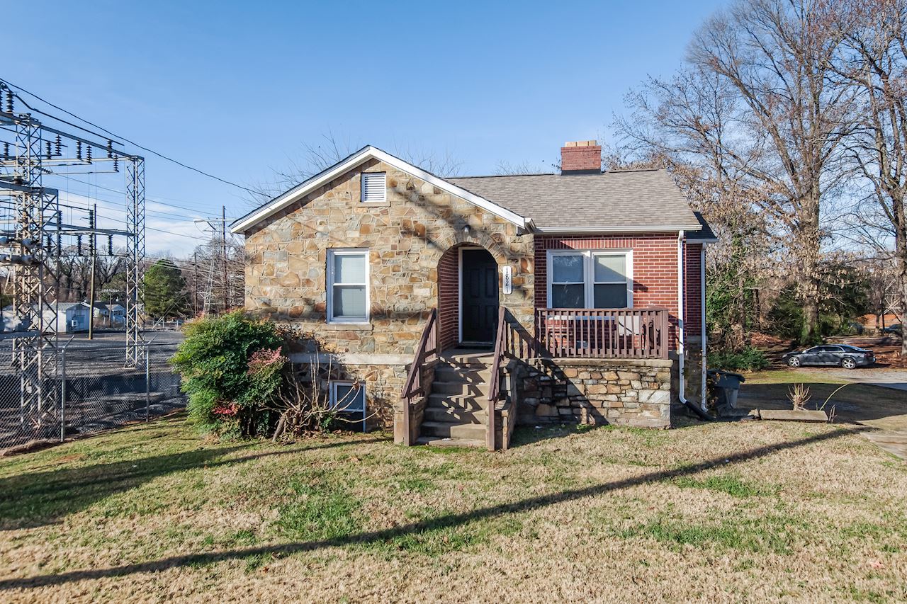 1821 Remount RdCharlotte28208, Mecklenburg