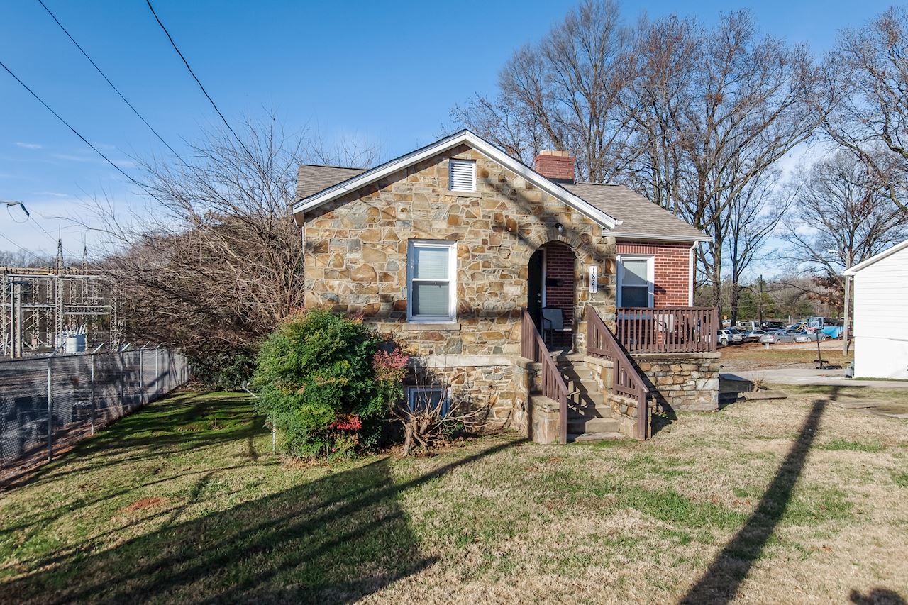 1821 Remount RdCharlotte28208, Mecklenburg