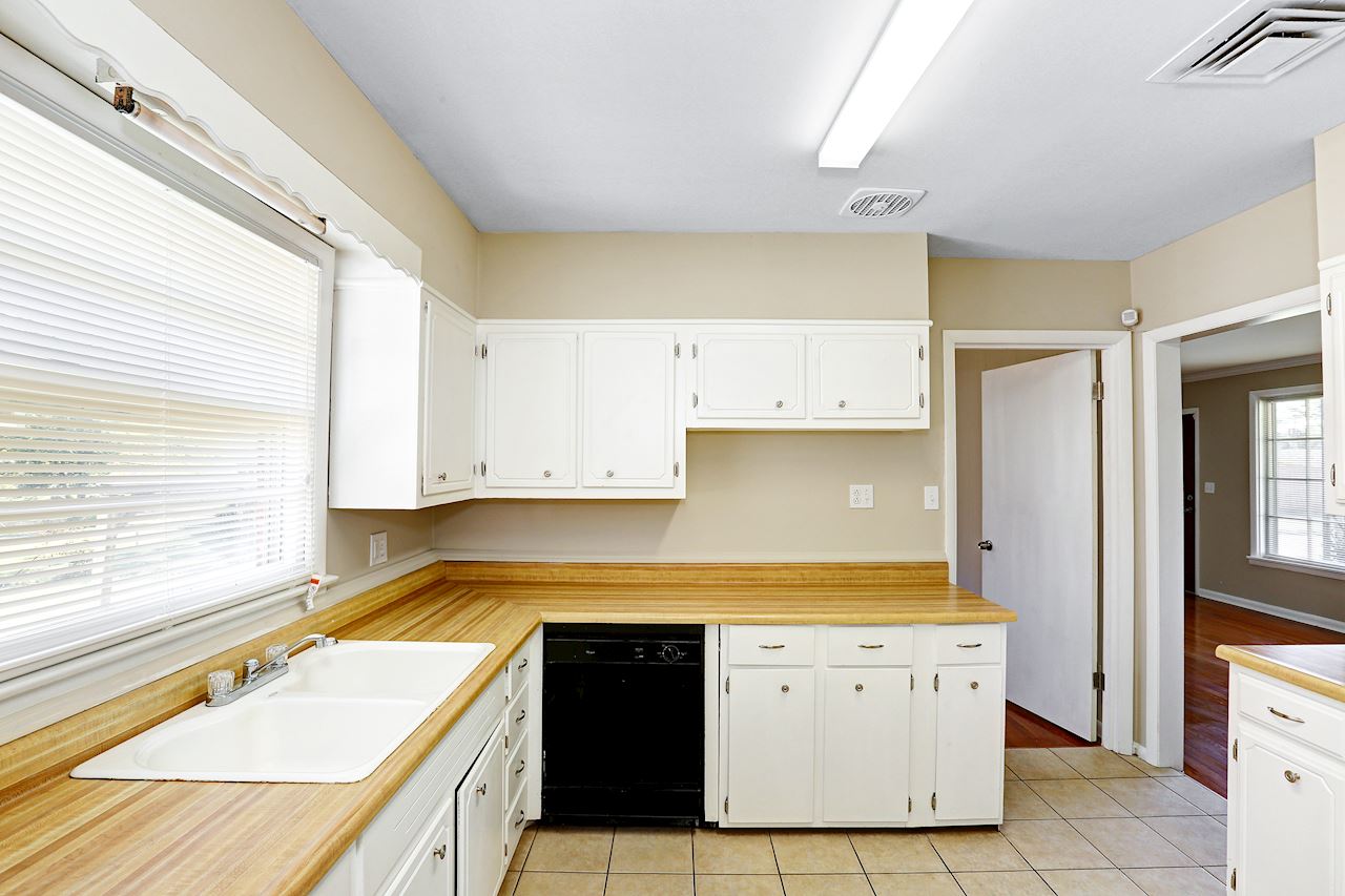 2004 Brookline Dr NWHuntsville35810, Madison