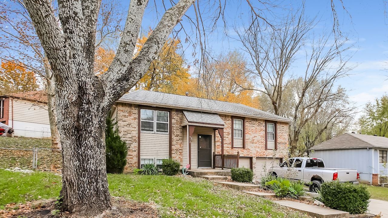 912 NW Oxford DrBlue Springs64015, Jackson