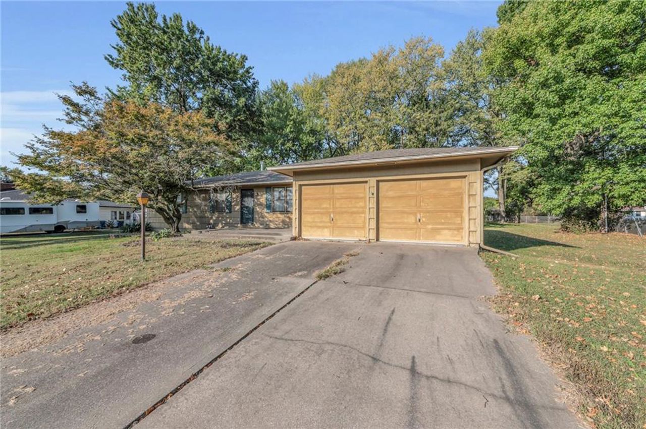 1212 N Ridge AveLiberty64068, Clay